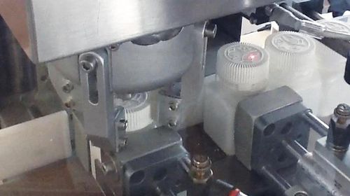 Boucheuse visseuse pour produits pharmaceutiques - TB - PMR System Group - linéaire / commandé électroniquement / pour bouchon à visser en plastique