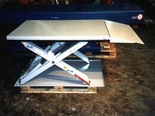 Table élévatrice à ciseaux - HF 10-10	  - Büter Hebetechnik GmbH - hydraulique / stationnaire / avec rampe