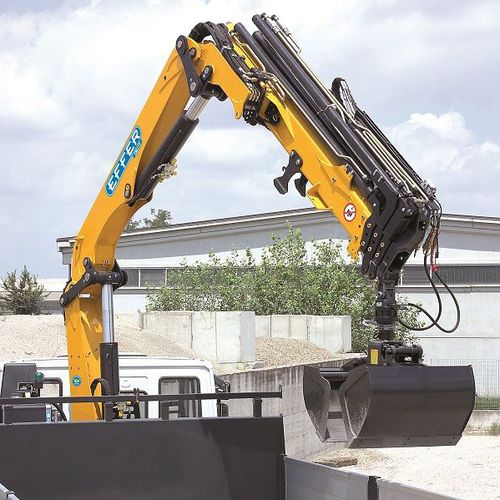 Grue montée sur camion - 135  - Effer S.p.a - à flèche articulée / de levage / hydraulique