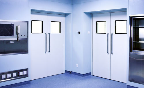 Porte battante - PUERTAS FERROFLEX SL - avec charnière / multi-lames / en acier inoxydable
