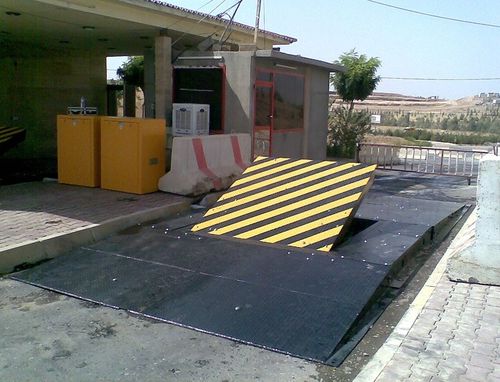 Borne escamotable hydraulique - 4 000 x 9 200 x 240 mm, 6 s, PAS 68 | RB980CR - Avon Barrier - road-blocker