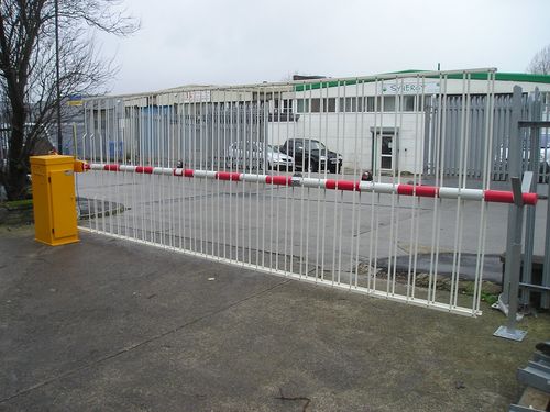 Barrière de parking - EB950 - Avon Barrier - levante / avec rideau métallique