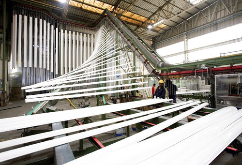 Ligne de poudrage verticale - 1.000 tons - SAT S.p.A. (Surface Aluminium Technologies)