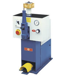 Machine de sertissage pour bottes - LO1, LO2  - SAGITTA Officina Meccanica S.p.A. - semi-automatique / pneumatique