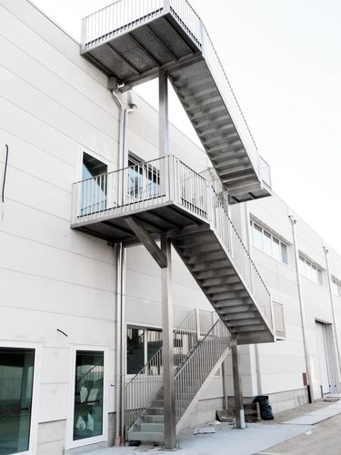 Escalier d'extérieur - VLS Technologies - en acier inoxydable / modulable / à marche anti-dérapante