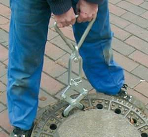 Appareil de levage portable - Bagela Baumaschinen GmbH & Co. KG - avec prise / de plaques d'égouts