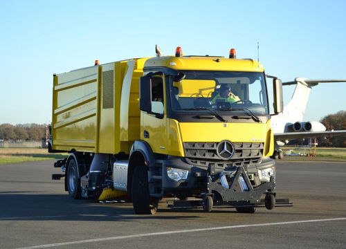 Balayeuse sur camion - MaxPowa V95t aero - Bucher Municipal AG - thermique / pour piste d'aéroport / de poussières