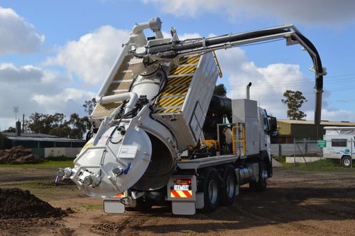 Balayeuse montée sur camion - Spoutvac C110 - Bucher Municipal AG - thermique / d'extérieur / de déchets