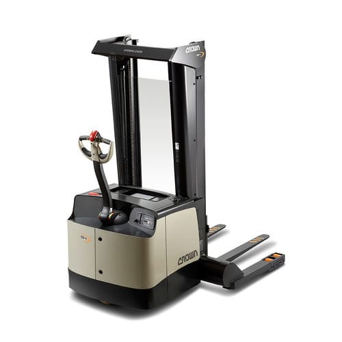 Gerbeur avec longeron encadrant - SH 5500 series - CROWN - électrique / à conducteur accompagnant / de chargement