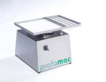 Table vibrante pour l'industrie agroalimentaire - Prefamac Chocolate Machines N.V. - pour moule / en inox