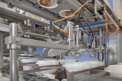 Machine de pose de couvercle automatique - Robot Food Technologies Germany GmbH