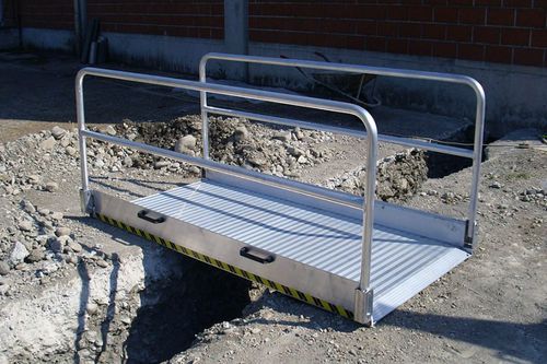 Passerelle piétonne en aluminium - lotus