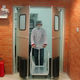 porte battante / en acier inoxydable / en caoutchouc / en polycarbonate