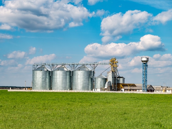 installation de stockage des céréales avec élévateur