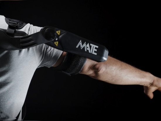 La dernière version du MATE (Muscular Aiding Tech Exoskeleton) de Comau vise à fournir un soutien constant et ergonomique aux épaules et à la partie supérieure du corps afin de réduire la fatigue m...