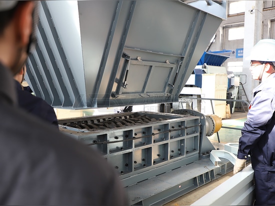 Énorme machine à broyer les déchets de cuisine humides