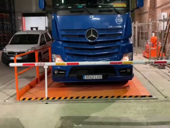 PLATEFORMES ÉLÉVATEURS POUR CAMIONS