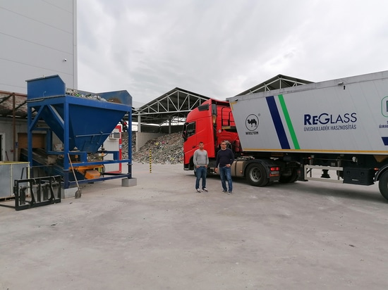 La zone pavée de RE-Glass, d'une superficie d'environ 3 500 mètres carrés, offre suffisamment d'espace pour relever les défis de l'industrie hongroise du recyclage du verre