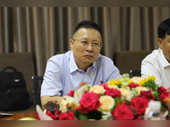 Une délégation de l'association chinoise de l'industrie des métaux non ferreux visite Shenyang Longi pour des échanges techniques sur les métaux recyclés