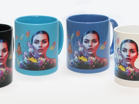 Tatouage sur mugs multicolores