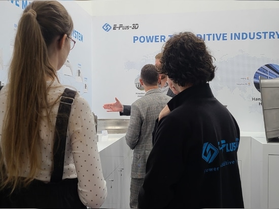 la foule au stand d'Eplus3D à Formnext2023