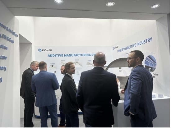 la foule au stand d'Eplus3D à Formnext2023