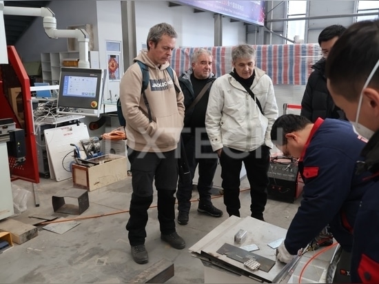 DXTECH accueille des clients espagnols pour une visite d'usine et une expérience pratique