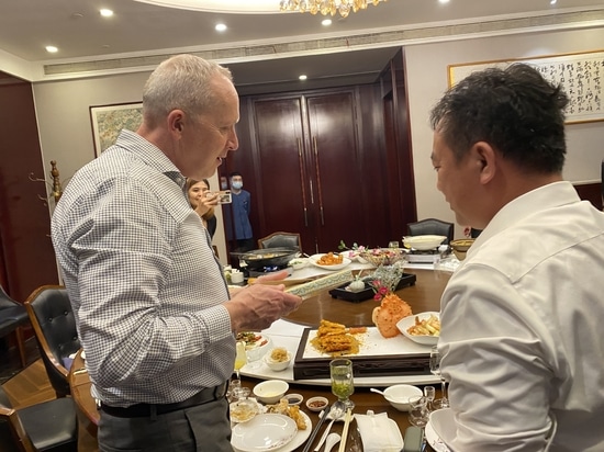 A la fin du dîner, Marc offre des cadeaux à JONO.