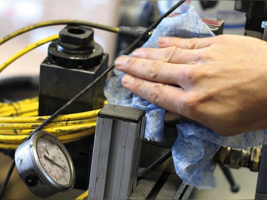 Les lingettes nettoyantes ultra résistantes pour les mains, les outils et les machines