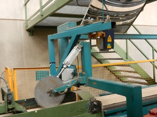 Découpe en longueur / scie commandée par des capteurs laser