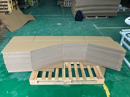 Boîte d'étagère en carton ondulé à couvercle ouvert | Boîte d'exposition fabriquée par la machine de fabrication de boîtes BM2508-Pro
