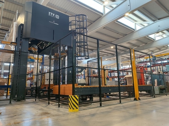 Le capuchon extensible d'Innova chez les fabricants de glace d'ITV