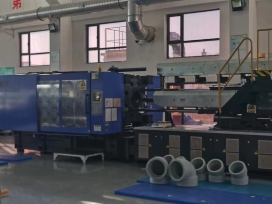 Machine de moulage par injection de raccords de tuyauterie en PE - Série GJ par SOUND Machinery