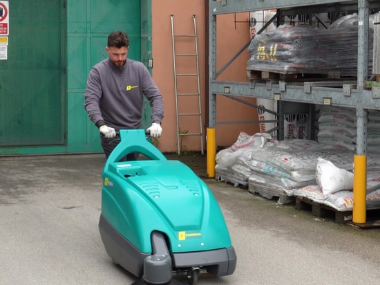 Balayer la poussière des aires de stockage est le plus grand défi de nettoyage pour un entrepôt de matériaux de construction.