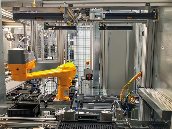 Quatre LBHP Bar Lights modulaires assistent le robot dans les tâches de "pick & place" dans la production de stator