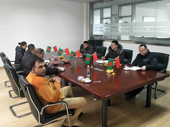 Des clients bangladais visitent l'usine de découpe laser de Suntop