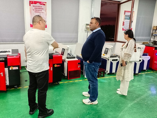 Des clients turcs inspectent notre équipement laser et discutent de nouvelles possibilités de coopération