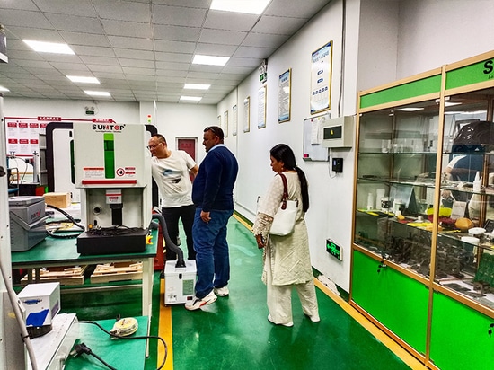 Des clients turcs inspectent notre équipement laser et discutent de nouvelles possibilités de coopération