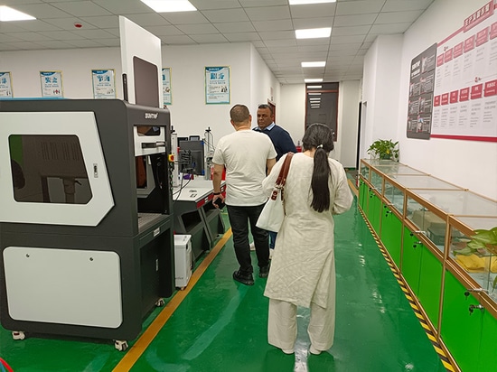 Des clients turcs inspectent notre équipement laser et discutent de nouvelles possibilités de coopération
