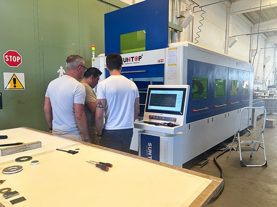 Un client italien commande à nouveau une machine de découpe laser et suit une formation avec succès