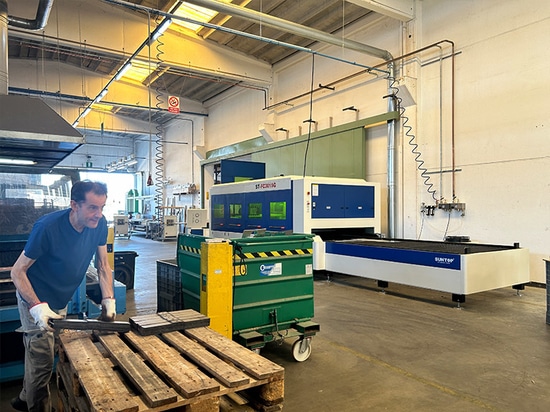 Un client italien commande à nouveau une machine de découpe laser et suit une formation avec succès