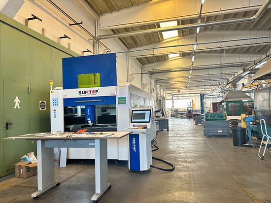 Un client italien commande à nouveau une machine de découpe laser et suit une formation avec succès