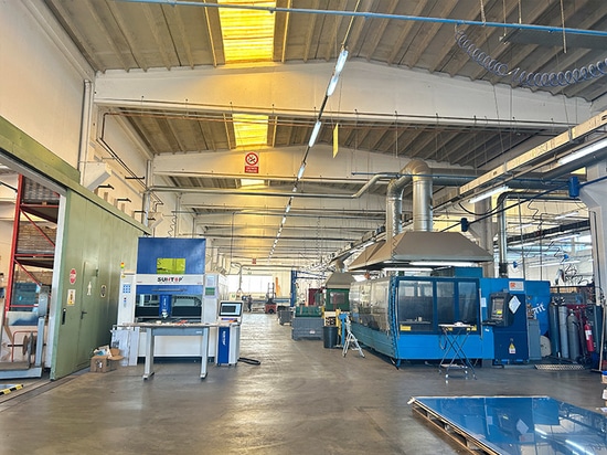 Un client italien commande à nouveau une machine de découpe laser et suit une formation avec succès