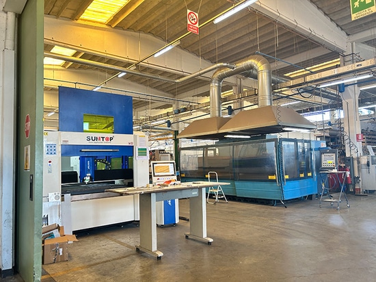 Un client italien commande à nouveau une machine de découpe laser et suit une formation avec succès