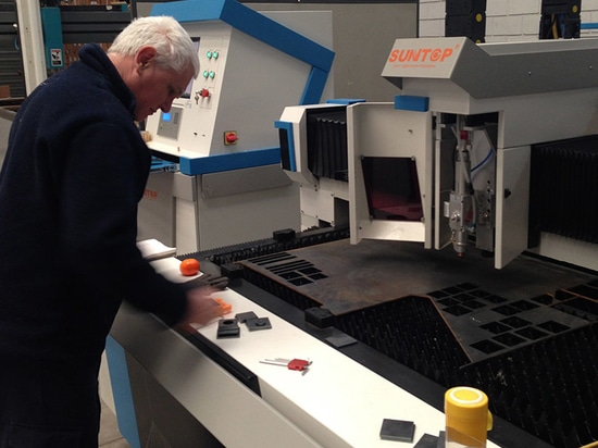La machine de découpe laser à fibre à table unique de Suntop a été installée en Argentine en 2014