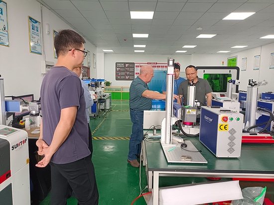 Accueillir chaleureusement les clients américains dans notre entreprise pour une visite du site et des négociations commerciales