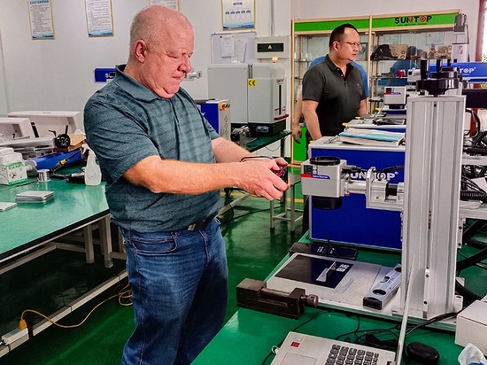 Accueillir chaleureusement les clients américains dans notre entreprise pour une visite du site et des négociations commerciales