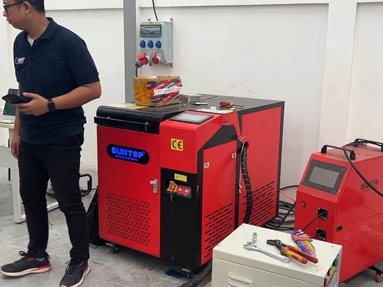 Un client indonésien achète une machine de soudage laser portative Suntop 4 en 1