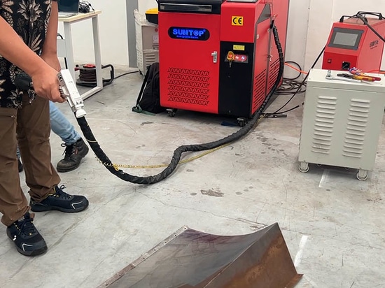 Un client indonésien achète une machine de soudage laser portative Suntop 4 en 1