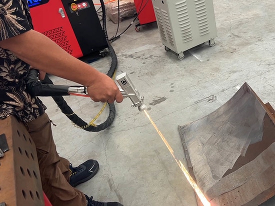 Un client indonésien achète une machine de soudage laser portative Suntop 4 en 1